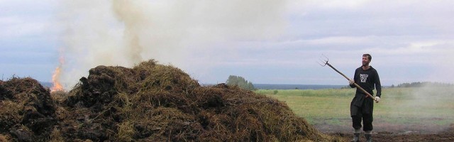 Réalisé par Nino Kirtadze
A une cinquantaine de kilomètres de Moscou, Mikhaïl Morozov, la cinquantaine bedonnante,...