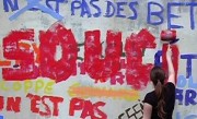 Ma parole ! Réalisé par Thierry Kübler
Les adolescents qui vivent dans les banlieues françaises ne se reconnaissent pas...